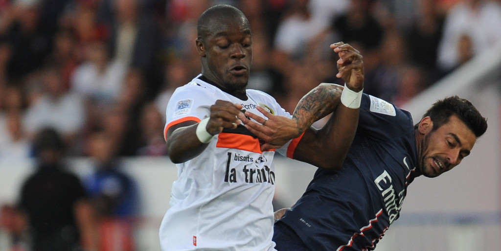 Newcastle join race for centre-back