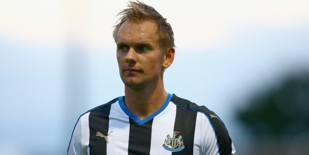 de Jong hopes to retain his place against Everton