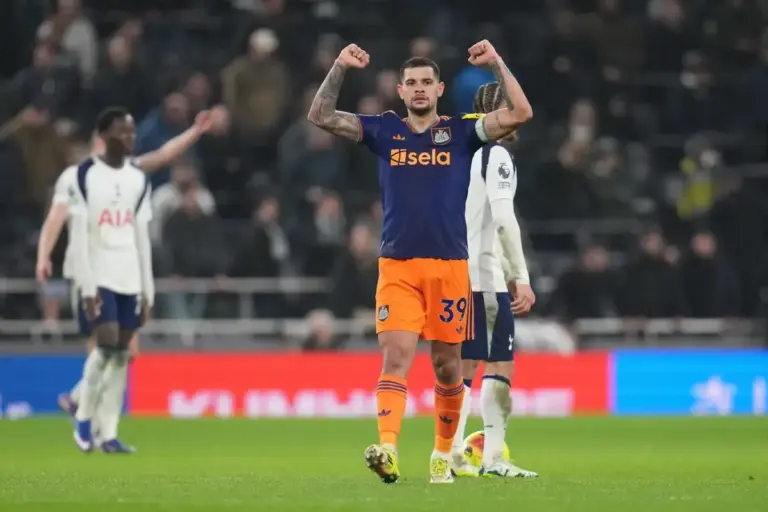 Newcastle News: Guimaraes’ Agent Seemingly Laughs Off Man Utd Link