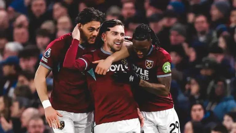 Newcastle should push for West Ham transfer – ex Arsenal star’s attitude stands out
