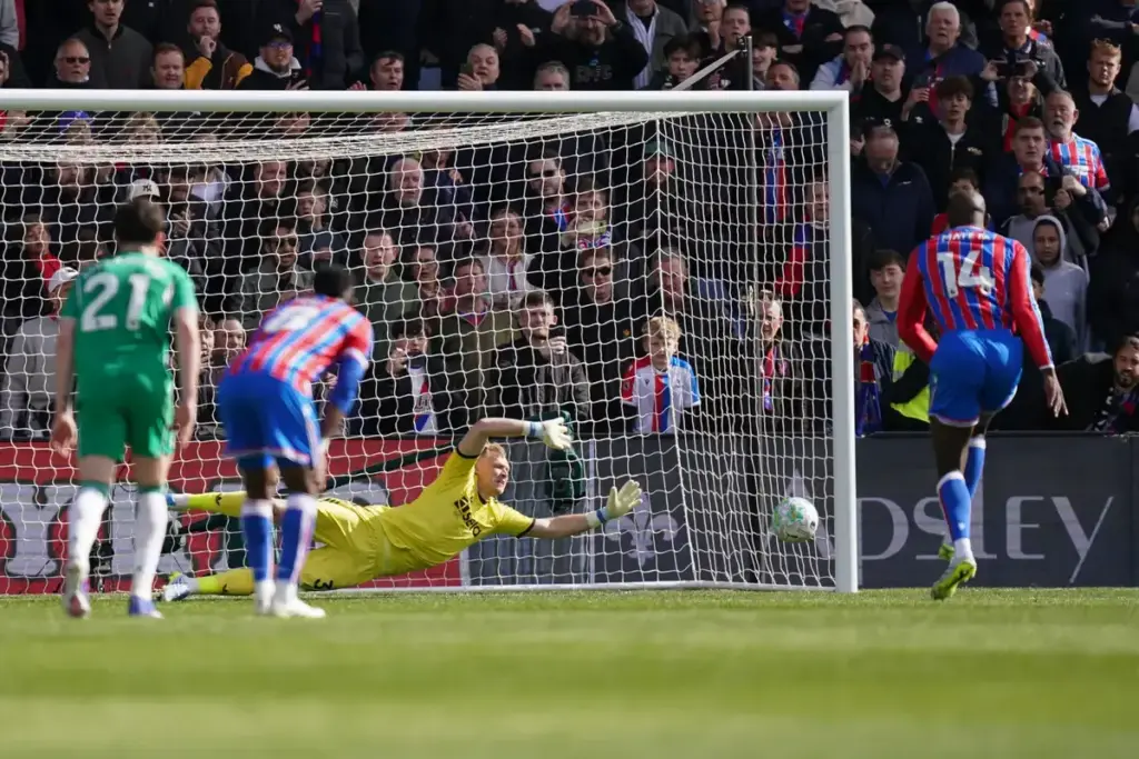 Dermot Gallagher verdict on Newcastle United penalty decision that frustrated Eddie Howe