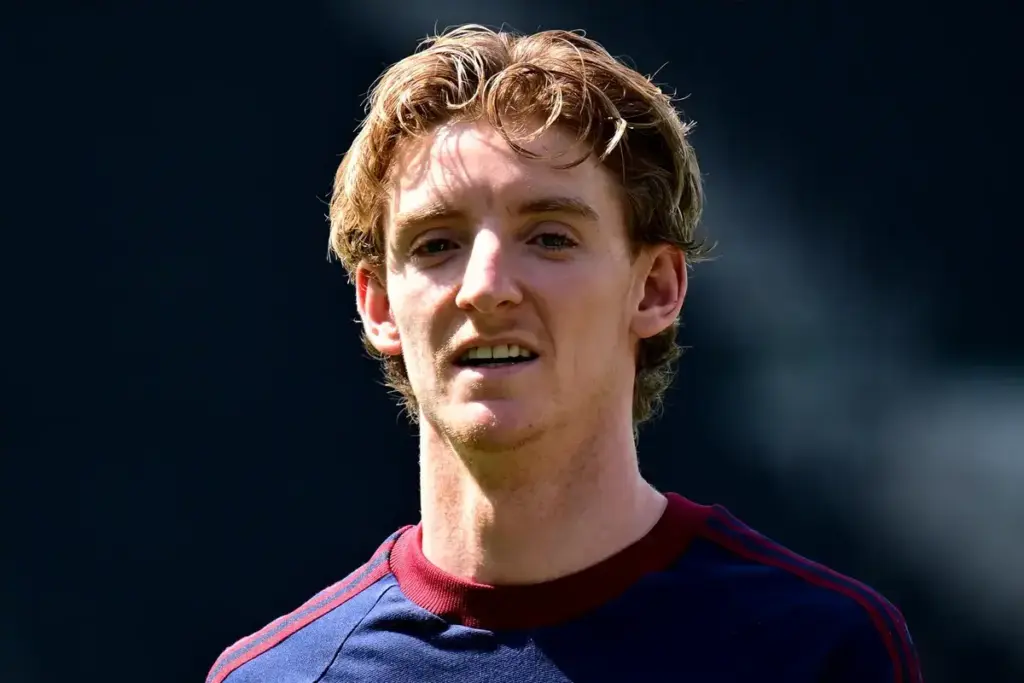 Anthony Gordon breaks silence at Barcelona airport amid £70m Newcastle United exit
