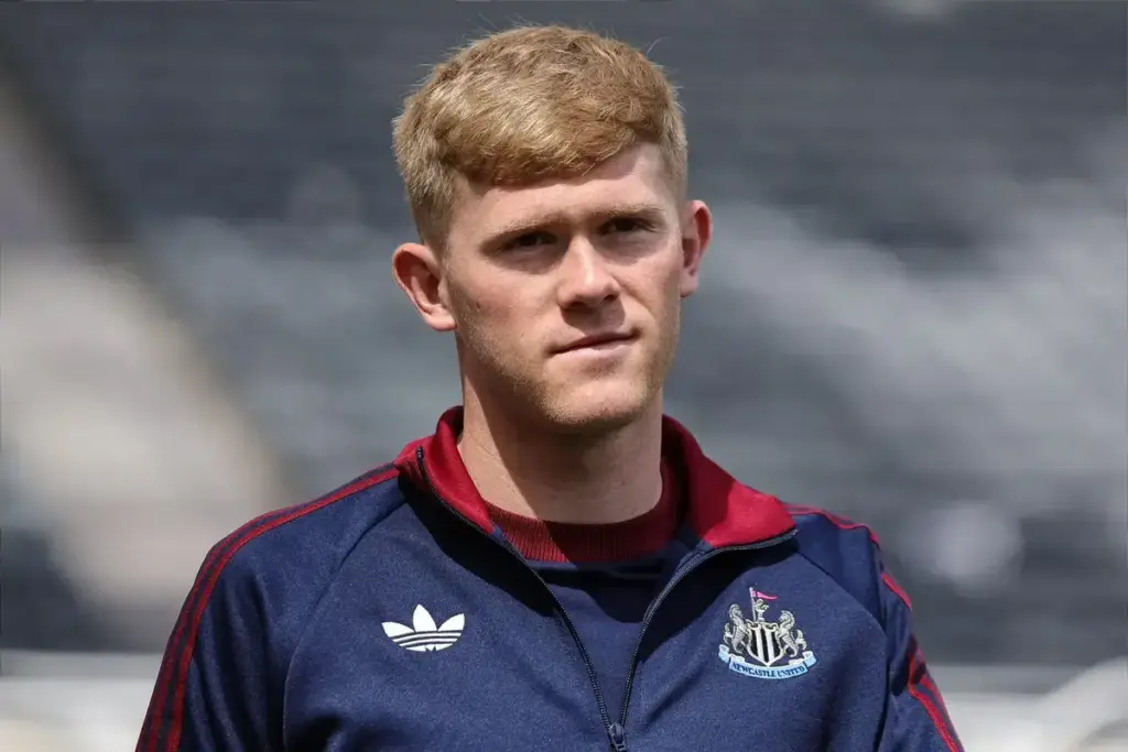 Lewis Hall wants to join Man Utd but will stay at Newcastle United on one condition