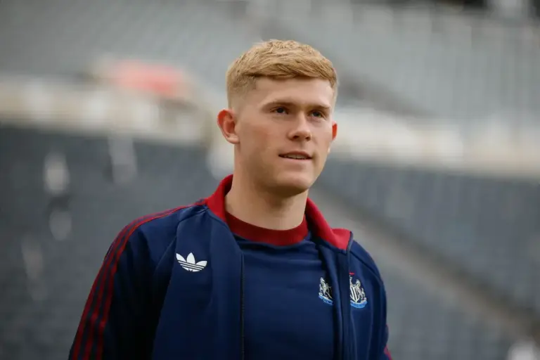 Lewis Hall transfer U-turn as Manchester United move back on