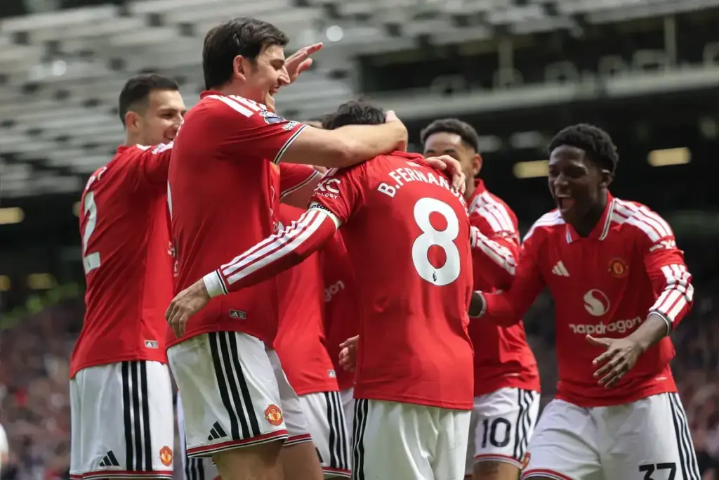 Manchester United make £60m transfer decision after Lewis Hall news